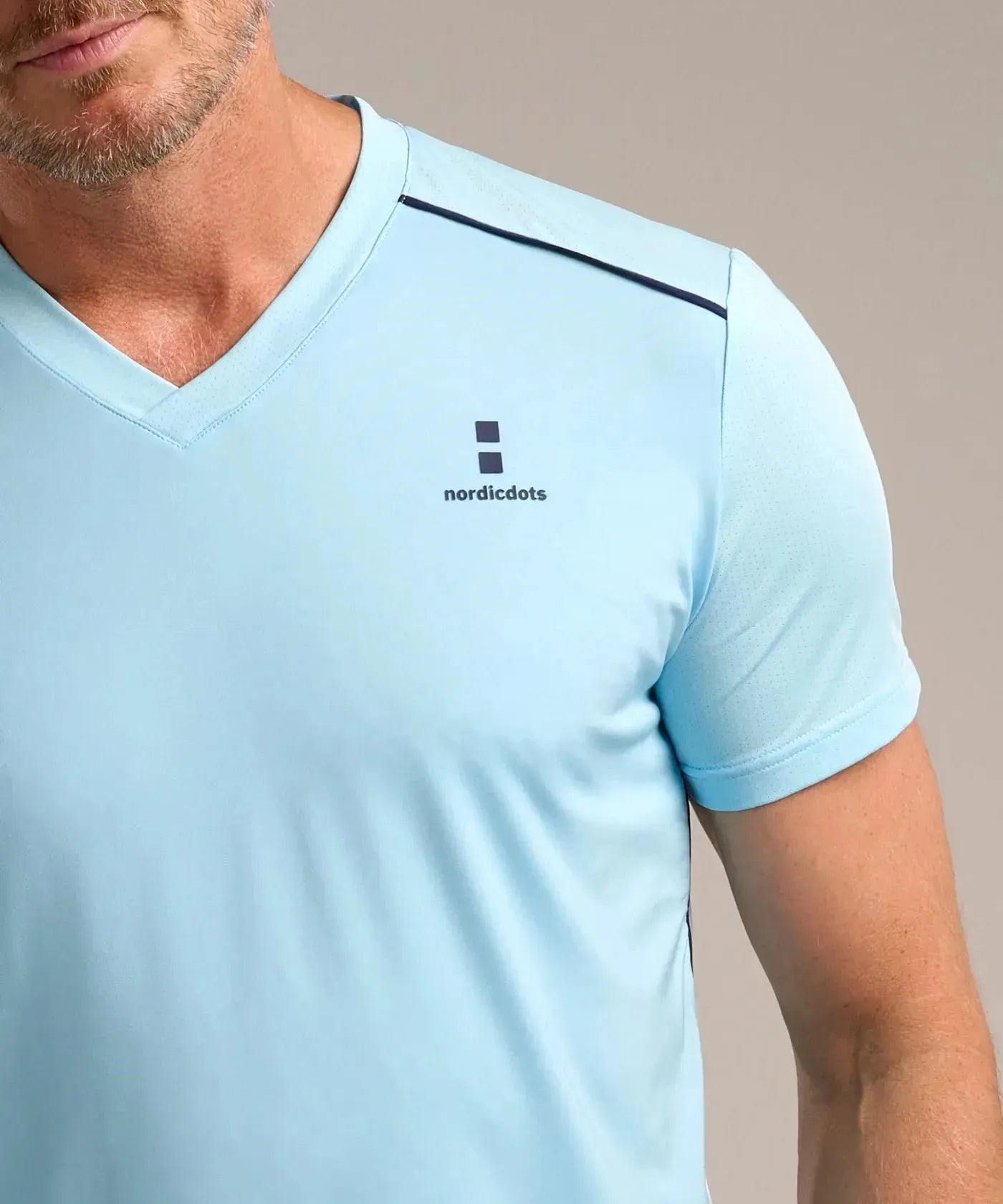 NORDICDOTS PERFORMANCE V-TEE COOLING BLUE - MEN'S